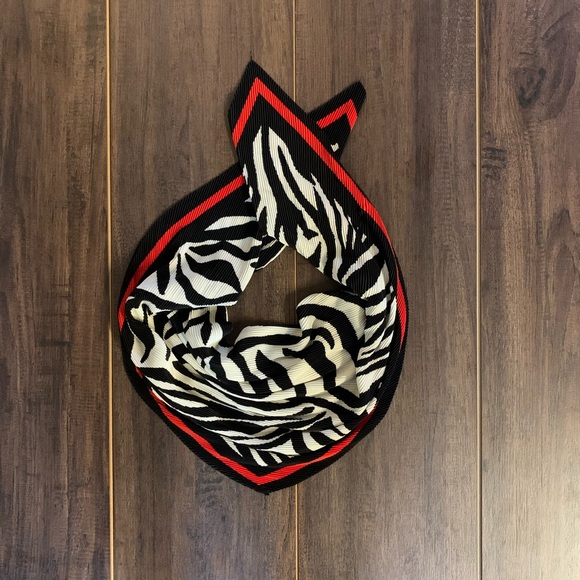 Zara pleated neck scarf - red and black - Picture 5 of 6